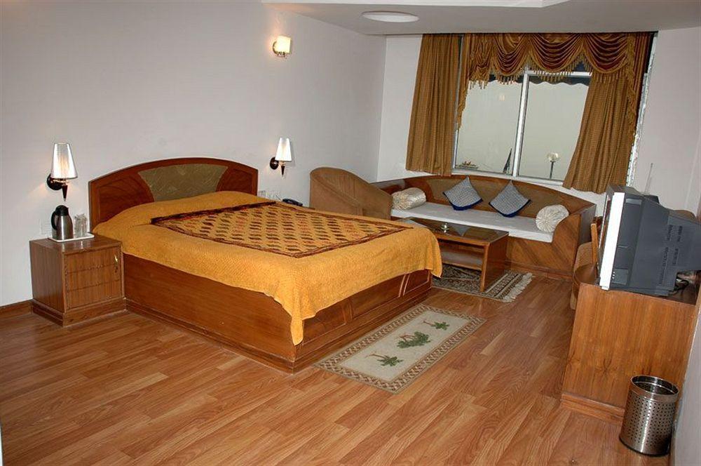 Hotel Silver Rock Mussoorie Exteriör bild