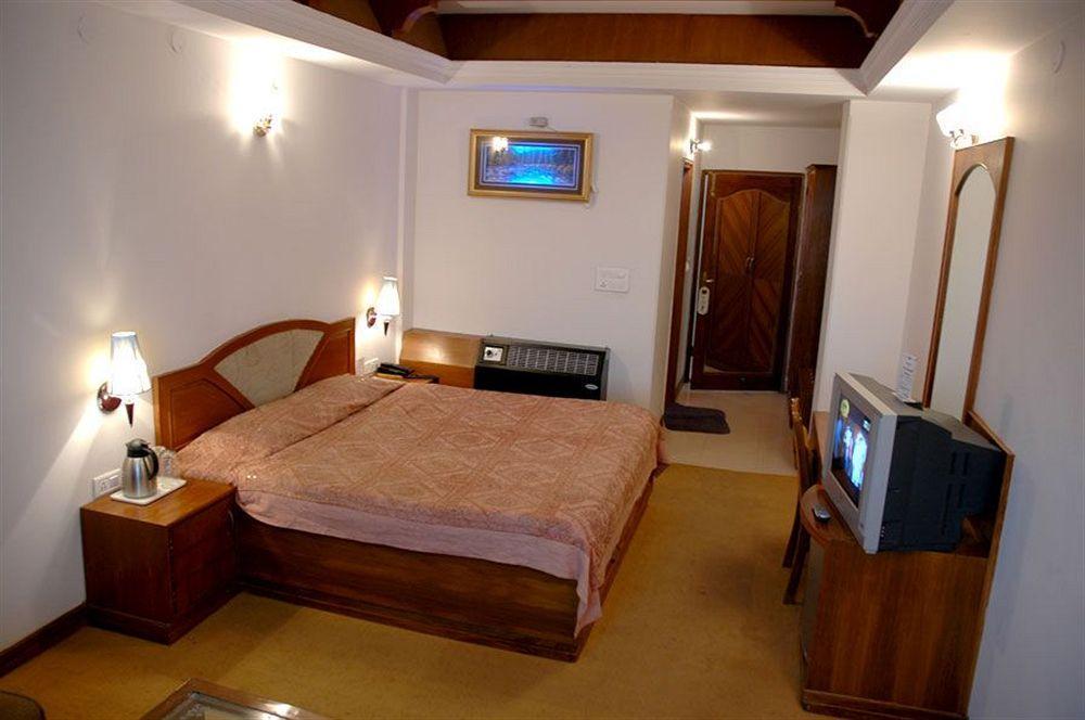 Hotel Silver Rock Mussoorie Exteriör bild