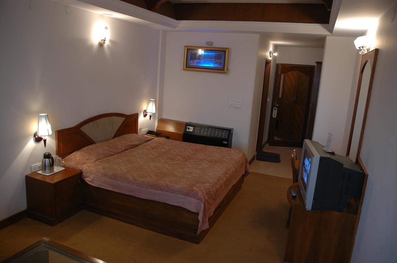 Hotel Silver Rock Mussoorie Exteriör bild